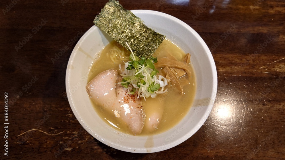 叉焼と海苔の乗った鶏白湯ラーメン 叉焼と海苔の乗った鶏白湯ラーメン