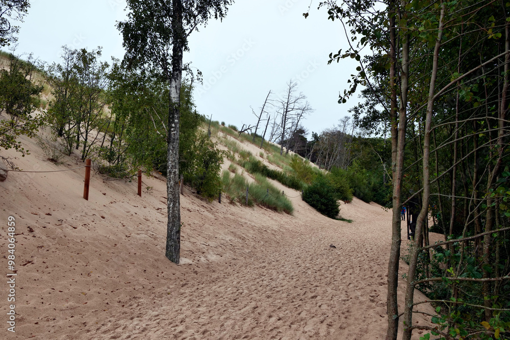 Słowiński Park Narodowy jest położony w środkowej części polskiego wybrzeża. Jest położony w środkowej części polskiego wybrzeża. Charakterystycznym elementem parku jest wydmowy pas mierzei z ruchomym