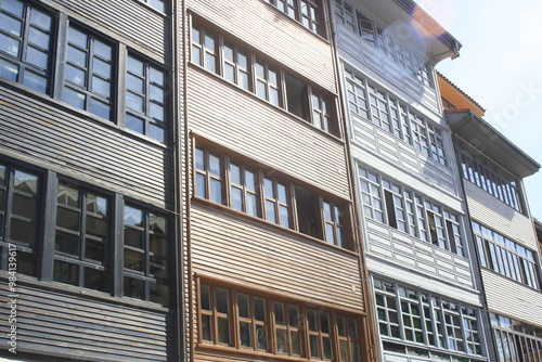 Casas rehabilitadas típicas en Oviedo con galerías de madera.