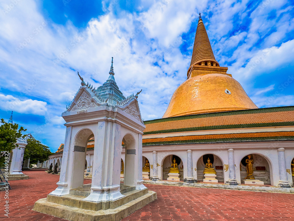 Fototapeta premium Phra Pathom Chedi temple in Nakorn pathom province Thailand
