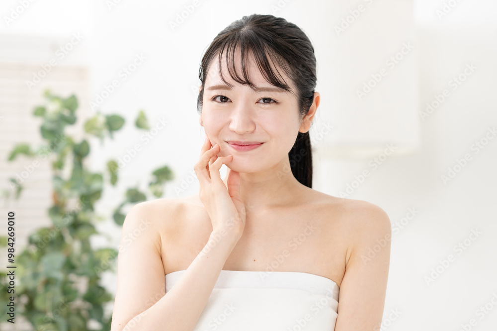 スキンケアをする若い女性