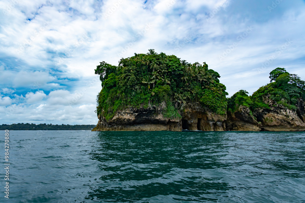 Obraz premium Tropical Paradise of Isla de los Pájaros, Panama, A Scenic Haven with Lush Vegetation, Wildlife, and Exotic Coastal Rock Formations in the Caribbean Sea