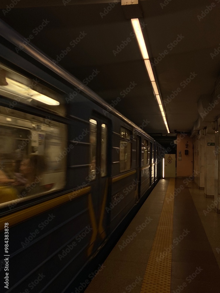 Fototapeta premium subway train at night