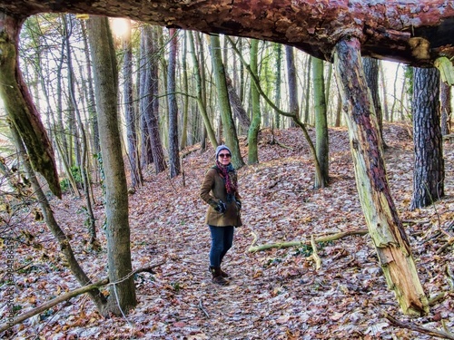 Obraz na płótnie erkner, deutschland - frau im wald bei einem winterspaziergang w salonie