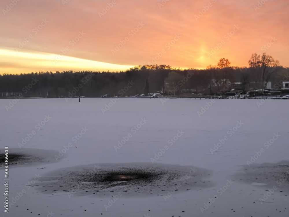 erkner, deutschland - sonnenaufgang am flakensee im winter