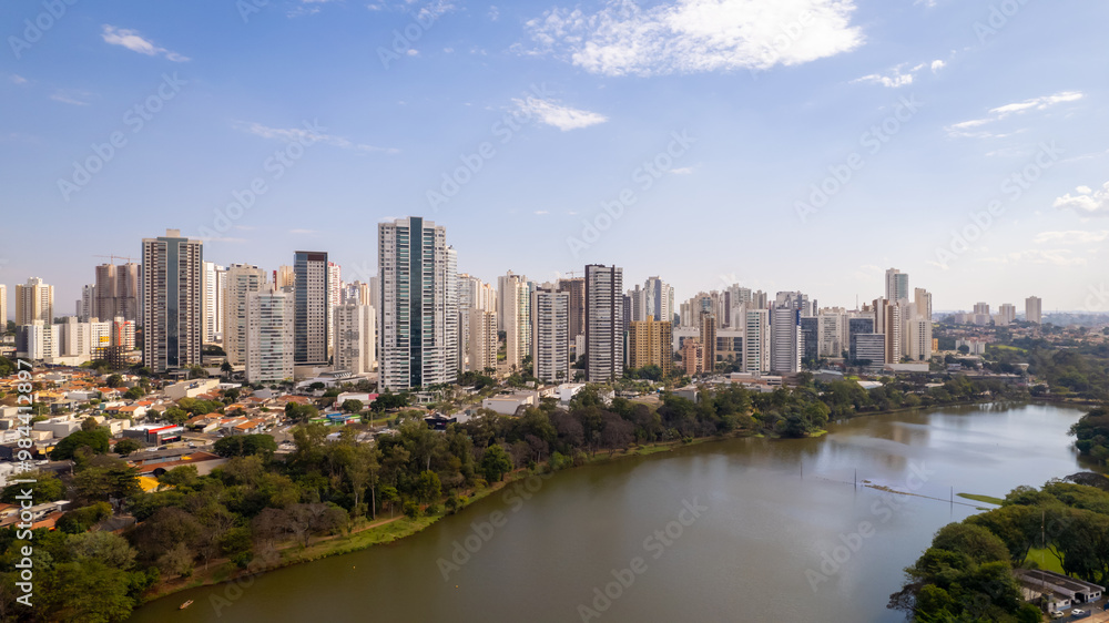 Lago Igapó na cidade de Londrina no Estado do Paraná, Sul do Brasil Lago Igapó na cidade de Londrina no Estado do Paraná, Sul do Brasil