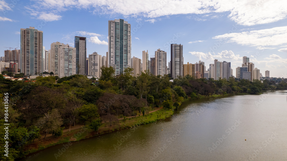 Lago Igapó na cidade de Londrina no Estado do Paraná, Sul do Brasil Lago Igapó na cidade de Londrina no Estado do Paraná, Sul do Brasil