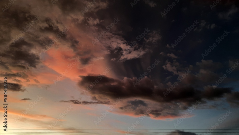 Fototapeta premium céu alaranjado no nascer do sol
