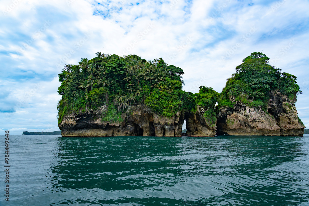 Obraz premium Stunning Tropical Scenery of Isla de los Pájaros in Bocas del Toro, Panama Featuring Lush Vegetation, Wildlife, and Dramatic Coastal Rock Formations in the Caribbean Sea