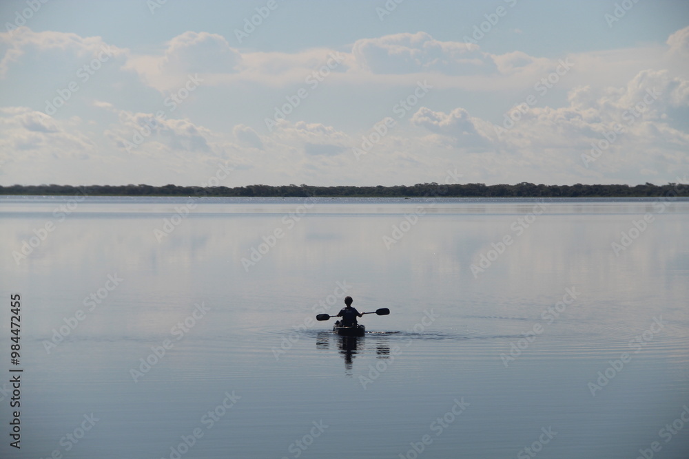 silhueta de homem remando em caiaque na baía de siá mariana, no pantanal em barão de melgaço, mato grosso silhueta de homem remando em caiaque na baía de siá mariana, no pantanal em barão de melgaço, mato grosso