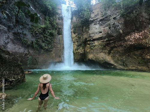 mulher no salto uirapuru no mato groso  photo