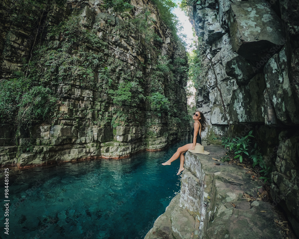 mulher no cânion do jatobá, em vila bela da santíssima trindade, mato grosso mulher no cânion do jatobá, em vila bela da santíssima trindade, mato grosso