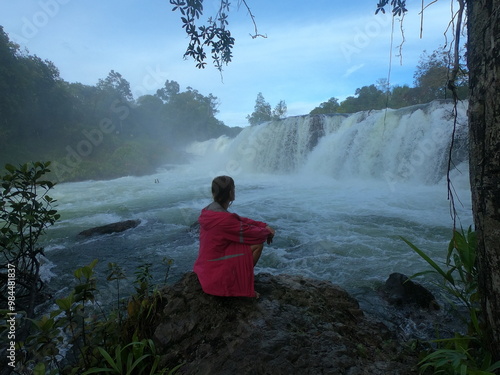 turista na cachoeira salto da mulher em campo novo do parecis, mato grosso  photo