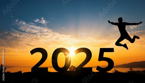 Bonne année 2025 : concept de nouvelle année 2025 avec un lever de soleil avec un homme qui saute et les chiffres 2025 en contre-jour.