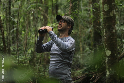 turista com binóculo em trilha na amazônia