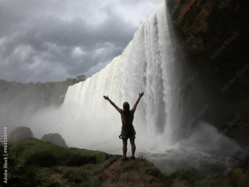 Obraz premium silhueta de mulher na cachoeira salto belo em campo novo do parecis, mato grosso 