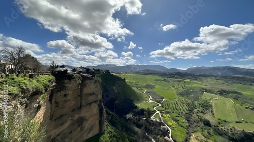 paisaje de verdes montañas volcánicas