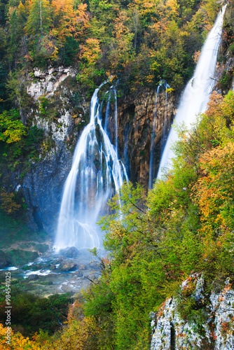 Obraz na płótnie Scenic Autumn Waterfall in Serene Forest Setting w salonie