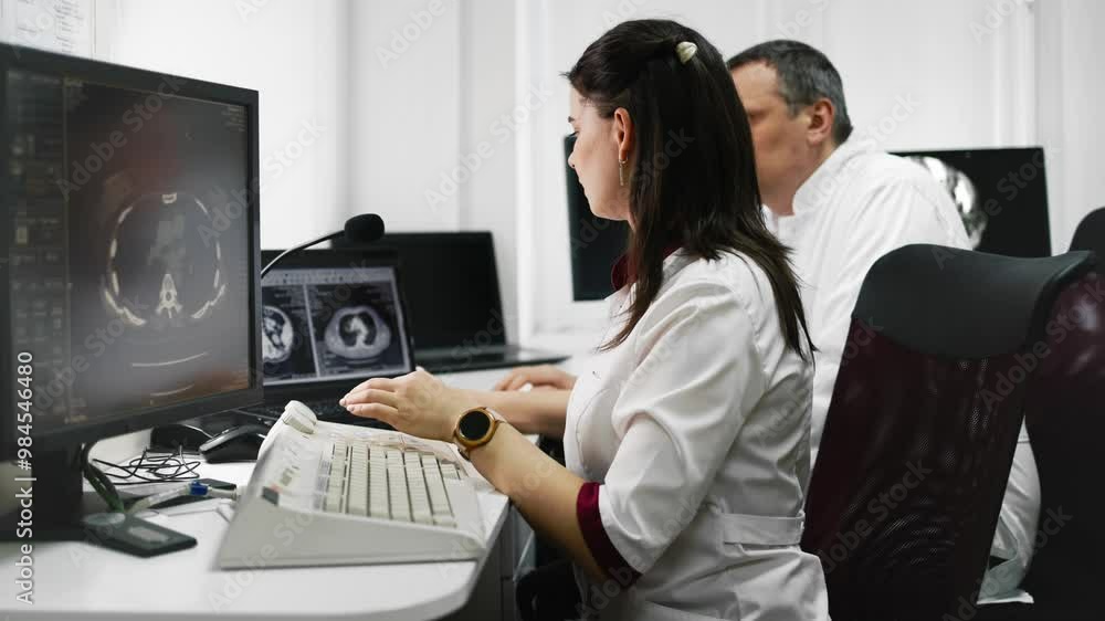 Doctors work in a modern diagnostic center, where advanced equipment and computers display MRI results. This ensures accurate diagnostics and reliable information for patients. Doctors work in a modern diagnostic center, where advanced equipment and computers display MRI results. This ensures accurate diagnostics and reliable information for patients.