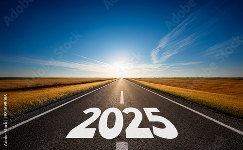 Año nuevo 2025 o concepto de inicio. Palabra 2025 escrita en la carretera asfaltada hacia el horizonte en día diáfano. Concepto de desafío y cambio. Ilustración IA generativa photo