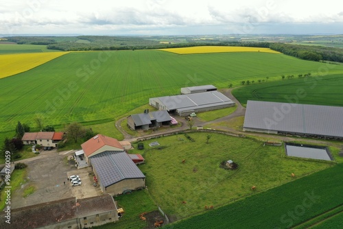 Ferme équipée avec des panneaux photovoltaïque photo