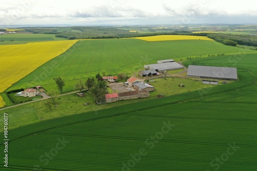 Ferme équipée avec des panneaux photovoltaïque photo