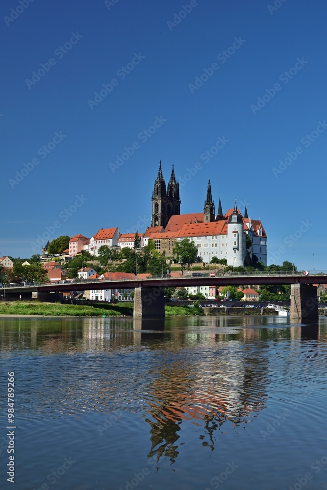 Blick auf Meissen mit Burgberg, Sachsen, vertikal Blick auf Meissen mit Burgberg, Sachsen, vertikal