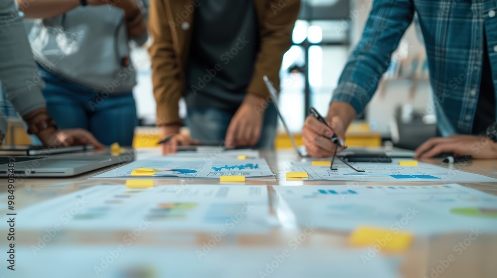 Obraz premium The business team was working on a project plan with a flowchart and diagram at an office table