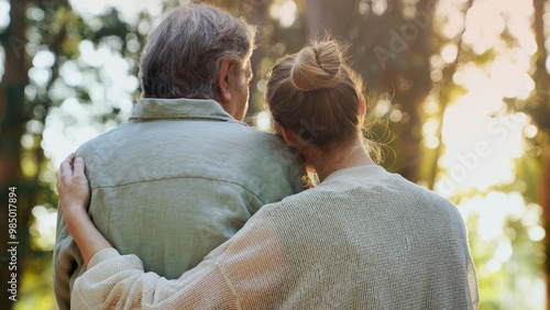 Foto Hugging lovingly in the park