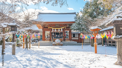 雪に包まれた寺院の正月飾り photo