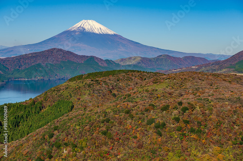 富士山と芦ノ湖を望む箱根大観峰からの紅葉風景