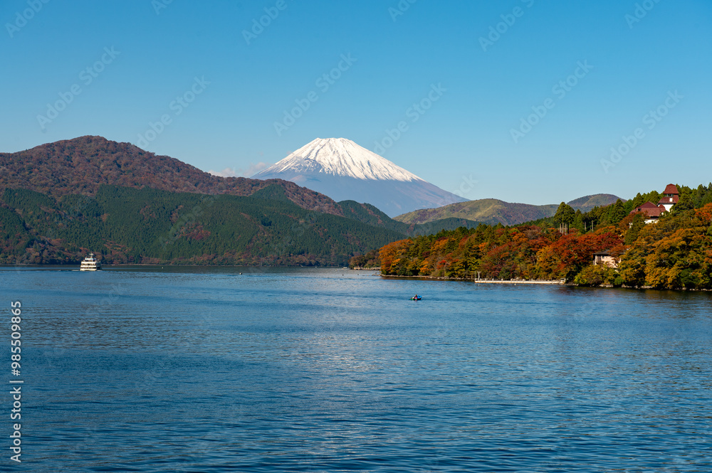 秋の富士山と芦ノ湖