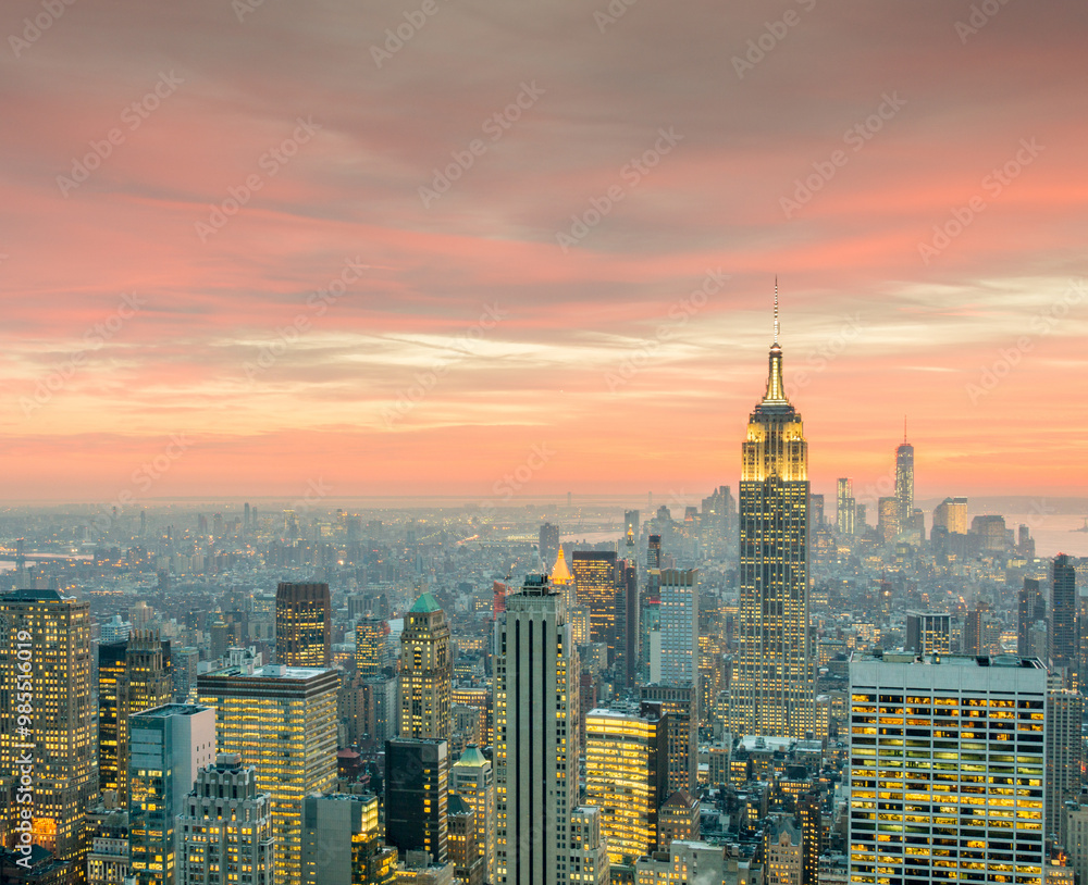 Obraz premium Night view of New York Manhattan during sunset
