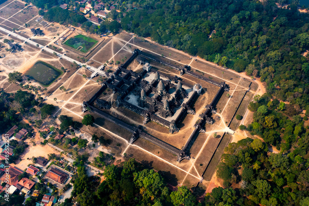 Obraz premium Angkor Wat From Above: A Bird's-Eye View of Cambodia's Architectural Masterpiece