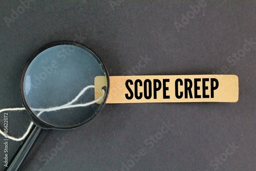 Obraz na plátne magnifying glass and a paper tag with the word Scope Creep