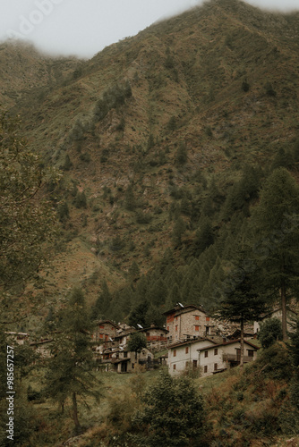 Wallpaper Mural Alpe tra la montagna Torontodigital.ca