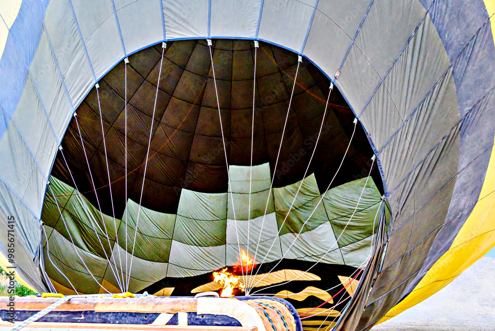 Obraz premium Colorful hot air balloon flying over blue sky with white clouds 