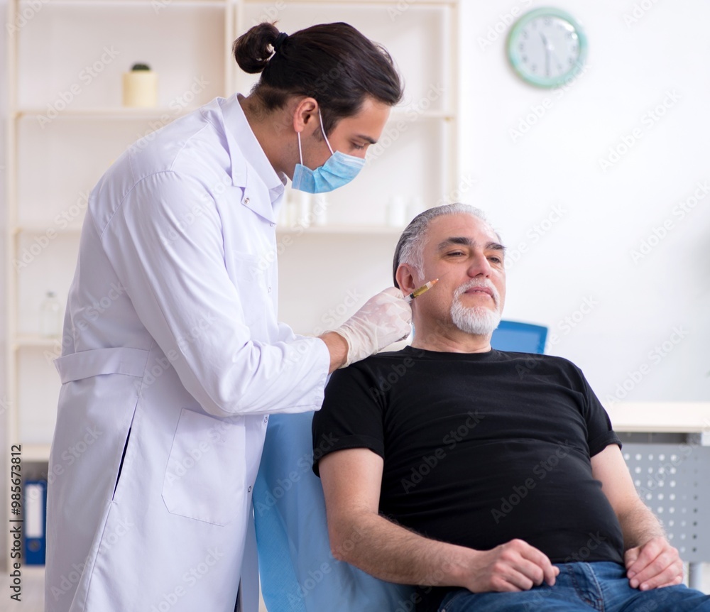 Obraz premium Old man visiting young doctor for plastic surgery