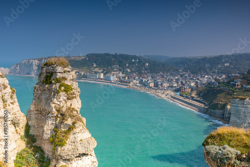 La ville d'Étretat lors d'une grande marée en France