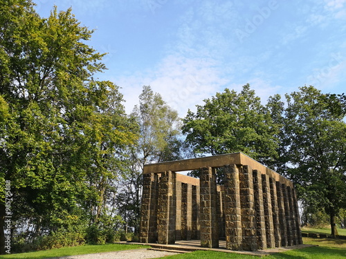 Das Ehrenmal auf dem Tönsberg aus hellem Sandstein im Frühling bei blauem Himmel und Sonnenschein in Oerlinghausen bei Bielefeld am Hermannsweg im Teutoburger Wald in Ostwestfalen-Lippe