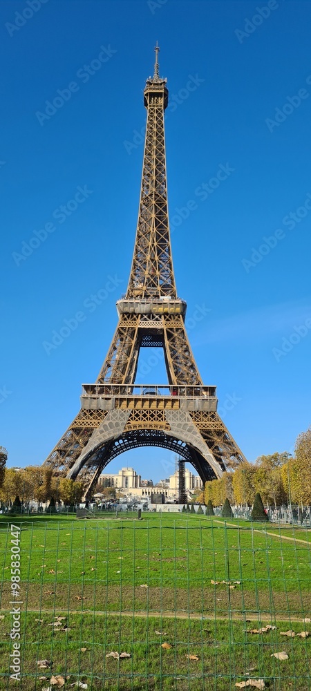 Fototapeta premium Eiffel Tower in Paris, France
