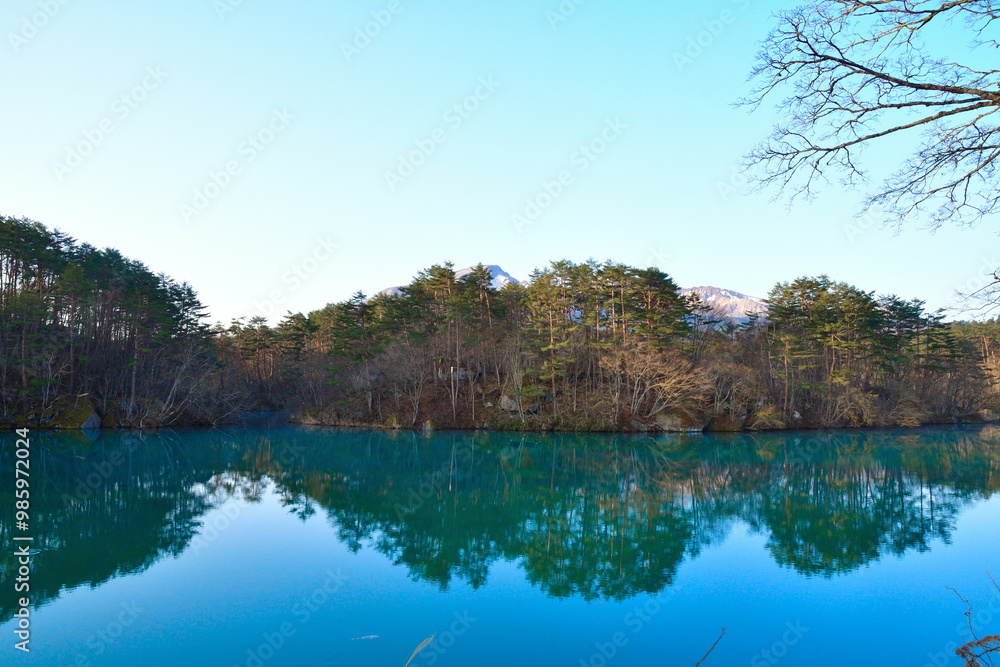 Obraz premium 五色沼 春の毘沙門沼（福島県）