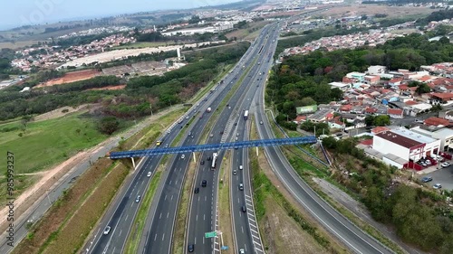 Imagem aérea da Rodovia Dom Pedro em Campinas durante horário de rush. Região do Parque Empresarial Alphaville. 
