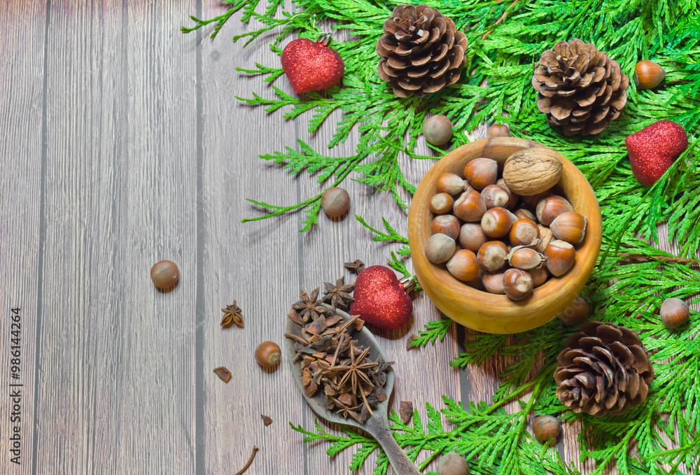 Fondo navideño con piñas, nueces, avellanas, estrellas de anís y ramas de abeto. Fondo navideño con piñas, nueces, avellanas, estrellas de anís y ramas de abeto.