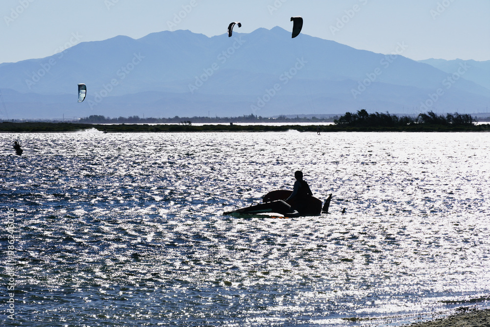 Naklejka premium People kite surfing on the Mediterranean coast.