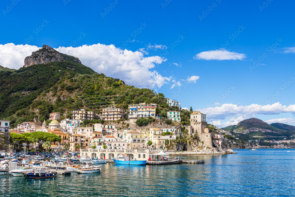 Blick auf Cetara an der Amalfiküste in Italien Blick auf Cetara an der Amalfiküste in Italien
