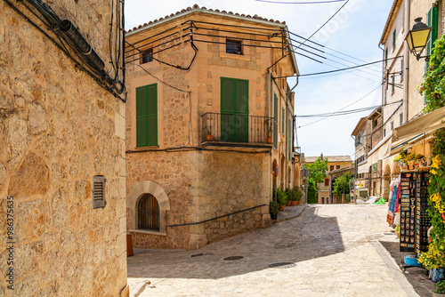 Haus in einer Gasse voller Pflanzen in Töpfen an den Hauswänden Valldemossa auf der spanischen Baleareninsel Mallorca  photo