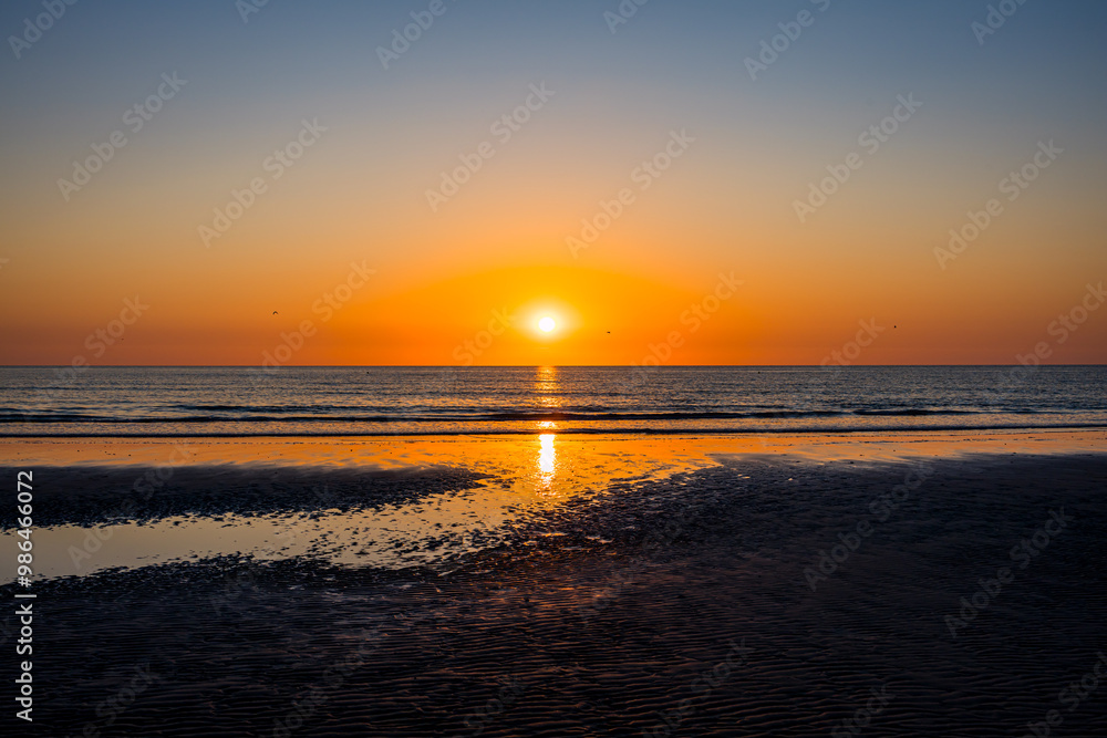 Fototapeta premium Coucher de soleil sur l'océan à Cayeux-sur-Mer