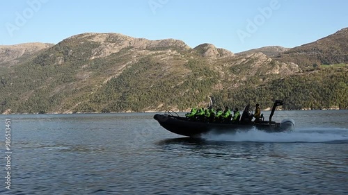 Speedboot im Lysefjord nahe Stavanger in Norwegen