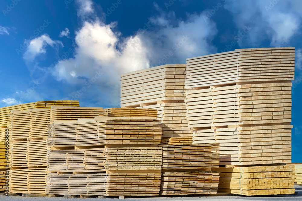 bois de construction coupé et empilé a la scierie
